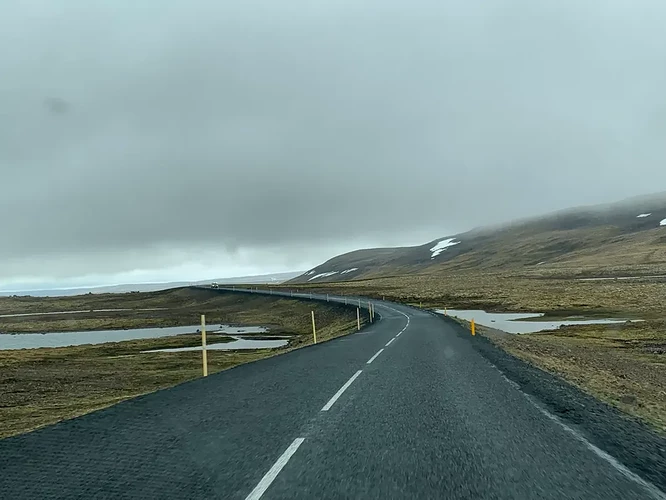 阴天的冰岛，天空压得很低