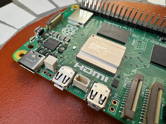 Raspberry Pi 5 的两个全尺寸 USB 3.0 端口和两个全尺寸 USB 2.0 端口再次出现