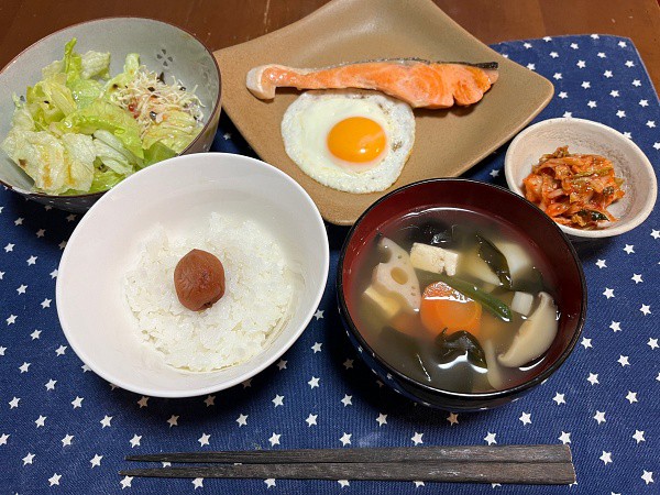 套餐包括米饭、汤、鲑鱼、沙拉和泡菜